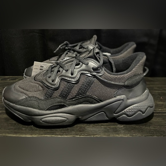 Adidas Mens Ozweego 'Triple Black' size 8.5 brand new - Picture 4 of 5